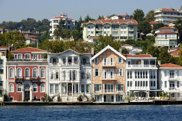 Türkei, Istanbul, Häuser am Bosporus in Sariyer - LH000333