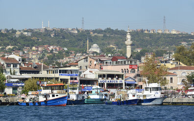 Turkey, Istanbul, Fishing harbour in Sariyer - LH000334