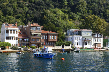 Türkei, Anadolu Kavagi, Boote auf dem Bosporus - LH000337