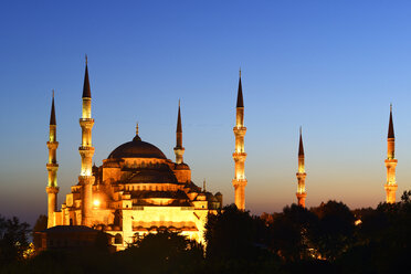 Türkei, Istanbul, Blaue Moschee in der Abenddämmerung - LH000346