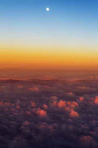 Wolken und Mond über dem Ärmelkanal, lizenzfreies Stockfoto