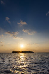 Malediven, Insel bei Sonnenuntergang - AMF001447