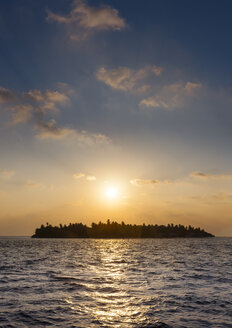 Malediven, Insel bei Sonnenuntergang - AMF001474