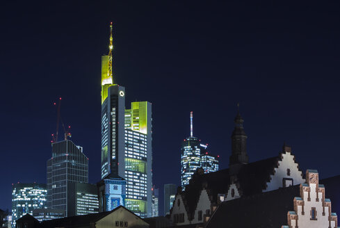 Deutschland, Hessen, Frankfurt, Commerzbank Tower bei Nacht - MPAF000004