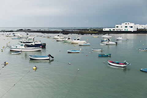 Spanien, Lanzarote, Orzola, verankerte Fischerboote, lizenzfreies Stockfoto