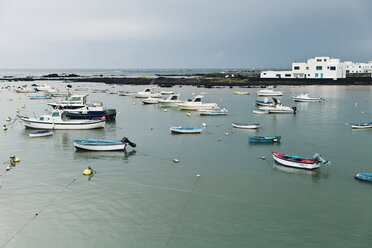 Spanien, Lanzarote, Orzola, verankerte Fischerboote - MFF000695