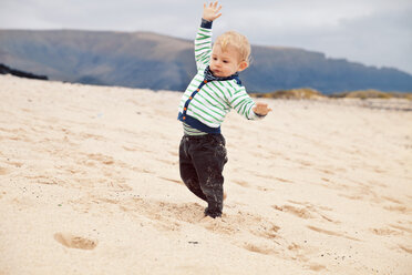 Spain, Lanzarote, Playa Blanca, little boy balancing at the beach - MFF000697