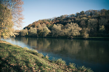 Deutschland, Bayern, Landshut, Herbststimmung an der Isar - SARF000163