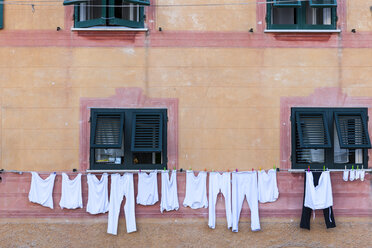 Italien, Ligurien, Santa Margherita Ligure, Wäsche auf Wäscheleine am Haus - AMF001459