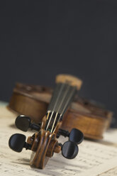 Antike Geige auf Musiknoten liegend - CRF002543