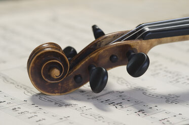 Violinrolle einer antiken Geige auf Noten liegend - CRF002541
