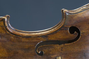 Mid section of antique violin, close-up - CRF002540