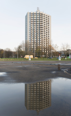 Deutschland, Nordrhein-Westfalen, Aachen, Europaplatz, Hochhaus spiegelt sich in Pfütze, lizenzfreies Stockfoto