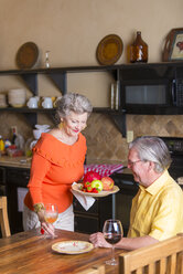 USA, Texas, Älteres Ehepaar beim gesunden Snack - ABAF001111