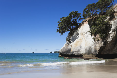 Neuseeland, Coromandel Peninsula, Cathedral Cove, Felsen am Strand, lizenzfreies Stockfoto