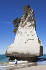 Neuseeland, Coromandel-Halbinsel, Cathedral Cove, Tourist am Te Hoho Rock - GWF002438