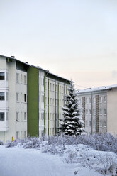 Deutschland, Thüringen, Oberhof, Mehrfamilienhaus im Winter - BR000009