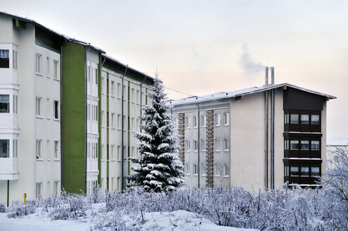 Deutschland, Thüringen, Oberhof, Mehrfamilienhaus im Winter - BR000010