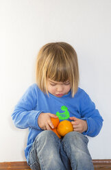 Kleines Mädchen spielt mit Mandarinen - LVF000394