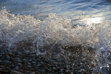 Wave breaking at lakeshore - CRF002538