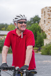 USA, Texas, Lächelnder älterer Mann auf Fahrrad - ABAF001117