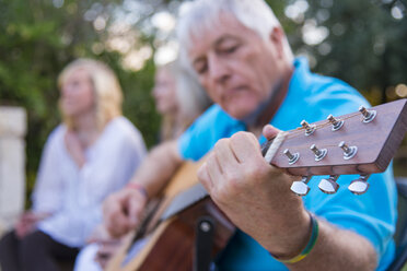 USA, Texas, Älterer Mann spielt Gitarre mit Teenager-Mädchen im Hintergrund - ABAF001121