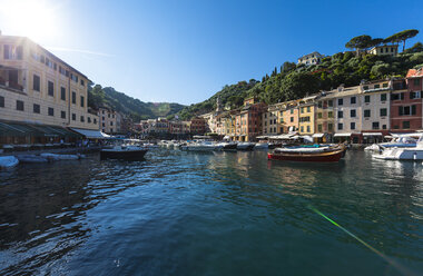 Italien, Ligurien, Portofino, Blick auf den Hafen - AMF001488