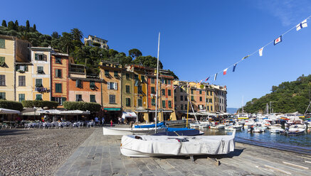 Italien, Ligurien, Portofino, Blick auf den Hafen - AMF001501