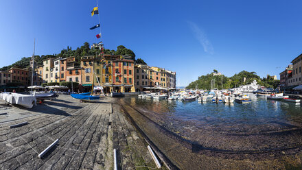Italien, Ligurien, Portofino, Blick auf den Hafen - AMF001491
