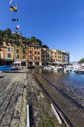 Italien, Ligurien, Portofino, Blick auf den Hafen - AM001492