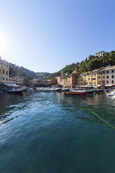 Italien, Ligurien, Portofino, Blick auf den Hafen - AM001494