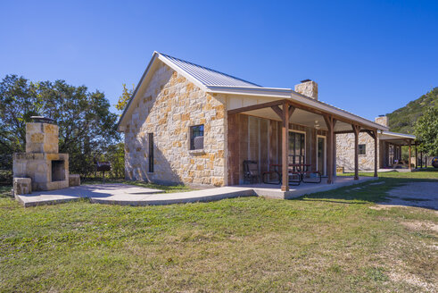 USA, Texas, Blick auf zwei rustikale Gästehäuser - ABAF001099