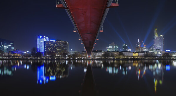 Deutschland, Frankfurt, Blick auf den Holbeinsteg und die Skyline bei Nacht - MPAF000006