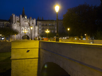 Spanien, Burgos, Arco de Santa Maria bei Nacht - LA000352