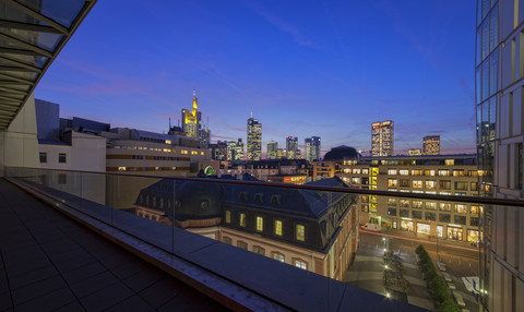 Deutschland, Frankfurt, Stadtansicht mit Skyline in der Ferne, lizenzfreies Stockfoto