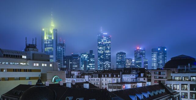 Deutschland, Frankfurt, MyZeil mit Skyline im Hintergrund - MPAF000008