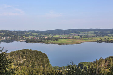 Deutschland, Bayern, Kochelsee mit Schlehdorf im Hintergrund - MABF000189