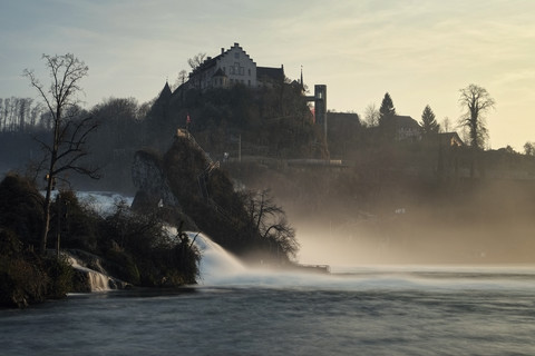 Schweiz, Schaffhausen, Rheinfall mit Schloss Laufen, lizenzfreies Stockfoto