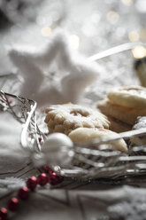 Weihnachtsplätzchen in einer sternförmigen Schale - SARF000169