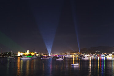 Türkei, Bodrum, Kumbahce-Bucht mit Burg St. Peter bei Nacht - SIEF004902