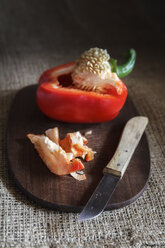Chopped bell pepper and knife on chopping board, close up - EVGF000294