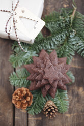 Weihnachtsbaum aus Schokoladen-Zuckerplätzchen und Geschenk - ECF000422