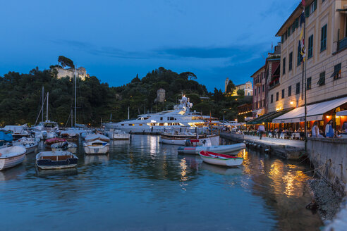 Italien, Ligurien, Portofino, Boote im Hafen zur blauen Stunde - AMF001502