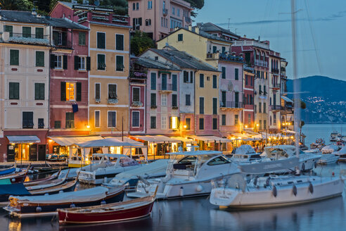 Italien, Ligurien, Portofino, Boote im Hafen zur blauen Stunde - AMF001504