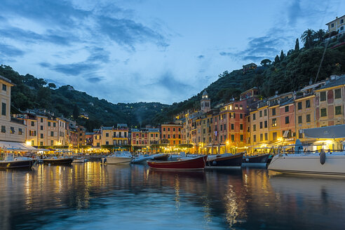 Italien, Ligurien, Portofino, Boote im Hafen zur blauen Stunde - AMF001506