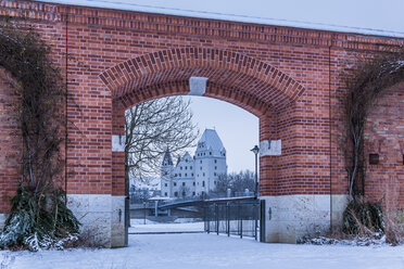 Deutschland, Bayern, Ingolstadt, Klenzepark, Neues Schloss im Hintergrund - MAB000190