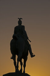 Deutschland, Nordrhein-Westfalen, Köln, Silhouette des Reiterstandbilds von Kaiser Wilhelm II. in der Dämmerung - WGF000157