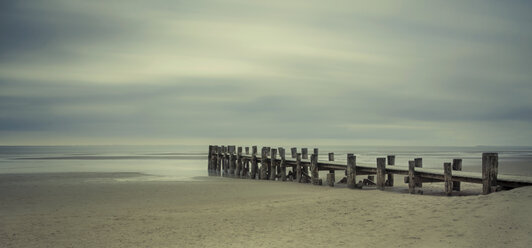 Deutschland, Schleswig-Holstein, Eckernförde, Holzmole am Meer - HCF000001