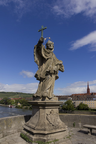 Deutschland, Bayern, Würzburg, Alte Mainbrücke, Statue des Heiligen Nepomuk, lizenzfreies Stockfoto