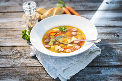 Gemüsesuppe mit Wurst im Suppenteller, lizenzfreies Stockfoto